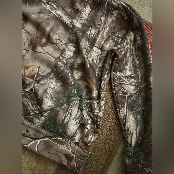 Small Realtree camo sweatshirt - Picture 2 of 9
